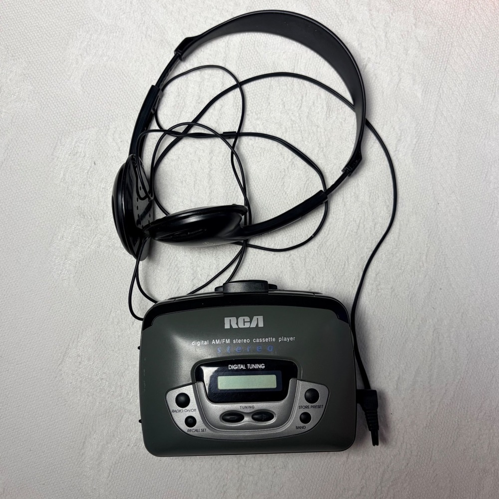 RCA RP-1872A Portable Digital AM/FM Stereo Cassette Player with Headphones *READ